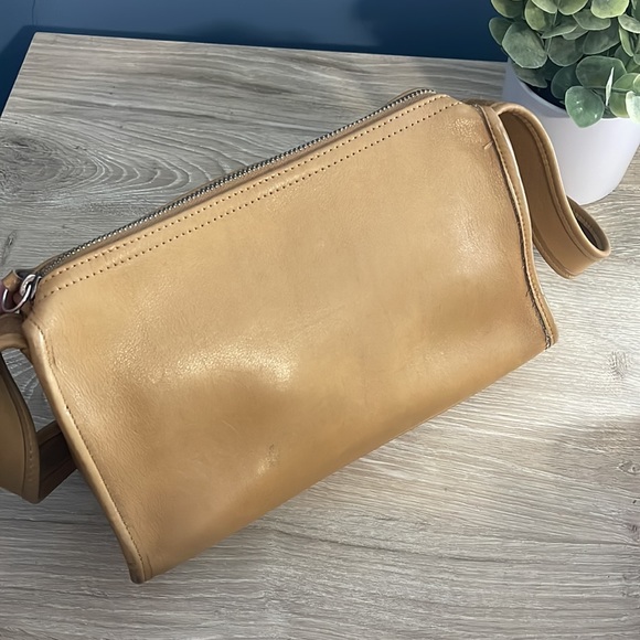 Coach Vintage Camel Legacy Shoulder Bag - Picture 4 of 12